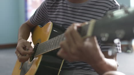 Primer-Plano-Del-Hombre-Tocando-La-Guitarra