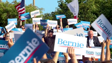 Alrededor-De-2500-Personas-Se-Reunieron-Para-El-Mitin-Político-De-Bernie-Sanders-En-San-Jose,-Ca-En-Guadalupe-River-East-Arena-Green-Mientras-Hace-Campaña-Para-Las-Elecciones-Presidenciales-De-2020