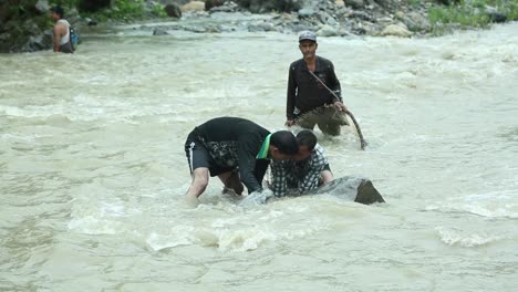 Fish-killing-festival-of-the-Himalaya:-Maund-Mela