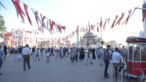 Lugareños-Y-Turistas-Caminan-Y-Exploran-En-La-Popular-Plaza-Taksim-En-Beyoglu,-Turquía