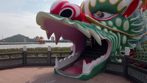 Entrada-De-Las-Pagodas-Del-Dragón-Y-Del-Tigre-En-El-Estanque-De-Lotos-En-Kaohsiung,-Taiwán