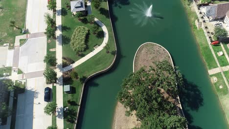 Este-Es-Un-Video-Aereo-Del-Paseo-Del-Rio-En-Montículo-De-Flores-Texas