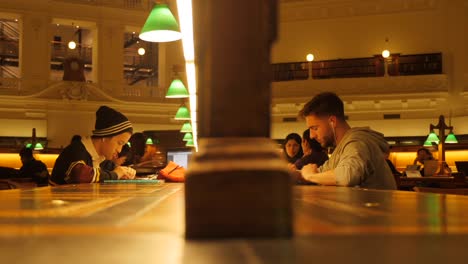 Biblioteca-Estatal-Victoria-Timelapse-En-La-Noche-Gente-Estudiando-En-La-Biblioteca-De-Melbourne-Atracciones-Turísticas-De-Melbourne,-Biblioteca-De-Melbourne