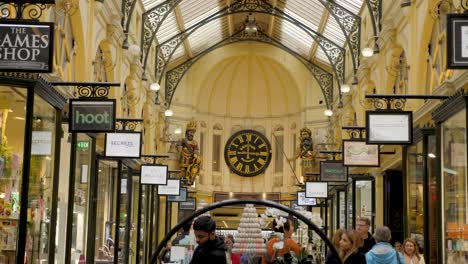 Royal-Arcade,-Melbourne,-Juli-2019-Historisches-Einkaufspassagengebäude-In-Melbourne---Beliebte-Touristenattraktion-In-Melbourne