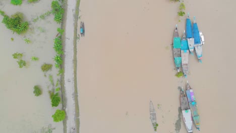 4K-Luftaufnahme-Von-Oben-Nach-Unten-Von-Kamala-Bari-Auf-Der-Majuli-Flussinsel,-überflutet-Von-Den-Überschwemmungen-Des-Brahmaputra-Monsuns