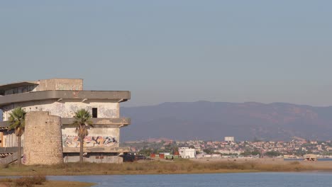 Cerdeña-Edificio-Con-Graffiti-En-La-Pared-Lateral