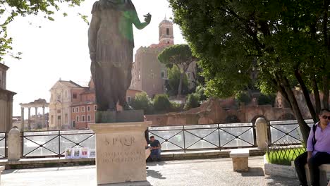 Tiro-Inclinado-De-Una-Estatua-De-Julio-César-El-Dictador-Del-Imperio-Romano-En-Una-Hermosa-área-Pequeña-En-Roma