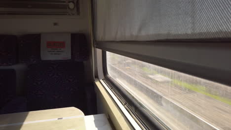 Asiento-Vacío-En-Un-Tren-En-Marruecos-Cerca-Del-Vidrio---Primera-Clase