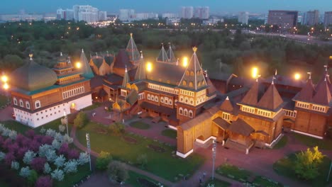 Palacio-Del-Padre-De-Pedro-De-Moscú-Desde-Arriba-Con-Un-Dron-Por-La-Tarde---Noche-A-30fps-Y-4k