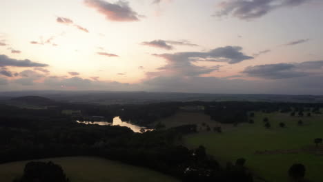 Sobrevuelo-Aéreo-De-La-Finca-Y-El-Lago-Durante-La-Puesta-De-Sol