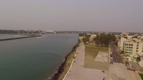 Vuelo-De-Un-Dron-Sobre-El-Río-Jamapa-Viendo-Un-Barco-Ir-Al-Mar