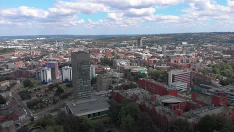 Die-University-Of-Sheffield,-Der-Arts-Tower-Von-Weston-Park-Mit-Der-Stadt-Sheffield-Im-Hintergrund,-Sonniger-Sommertag,-Arts-Tower,-Gerahmt,-Links-Breit,-Statisch,-4K,-30-Bilder-Pro-Sekunde