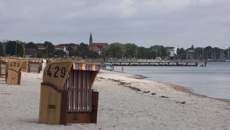 Silla-De-Playa-Vacía-En-La-Playa-Del-Mar-Báltico-En-Eckernfoerde,-Alemania