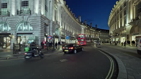 Piccadily-Circus-En-La-Noche,-Londres,-Reino-Unido