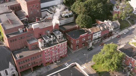 Luftumlaufbahn-über-Der-Yungling-Brauerei-An-Einem-Sonnigen-Morgen,-Pottsville,-Pennsylvania