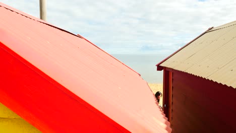 Touristen-Gehen-Und-Fotografieren-In-Brighton-Bathing-Boxes,-Melbourne,-Australien