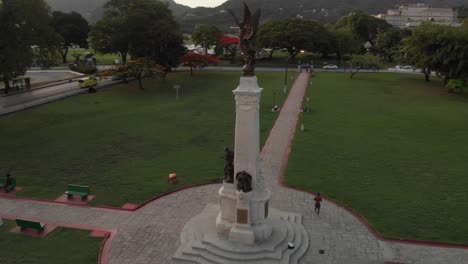 Antena-épica-De-Una-Estatua-De-Cenotafio-En-El-Parque-Conmemorativo-Con-Un-Centro-De-Artes-Escénicas-En-El-Fondo