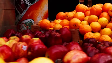 Toma-De-Empuje,-De-Productos-Del-Mercado-De-Agricultores-En-El-Gran-Mercado-Central,-Que-Muestra-Manzanas-Y-Naranjas,-En-Los-ángeles,-California