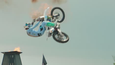 Mehrere-Biker-Machen-Sprünge-Vor-Feurigen-Luftexplosionen-Beim-FMX-Freestyle-Motocross-Sportevent-In-Zeitlupe-Mit-120-Fps