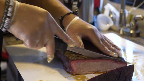 Un-Hombre-Cortando-Pechuga-A-La-Barbacoa-Para-Cocinar