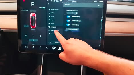 Pasajero-Usando-La-Pantalla-Táctil-Tesla-Modelo-3-En-La-Tienda-Tesla-En-El-Centro-Comercial-De-Stanford,-California,-Ee.uu.