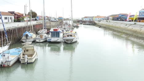 Blick-Vom-Anfang-Des-Kais,-Hafen-Von-Saint-Trojan-les-Bain-Auf-Der-Insel-Oleron