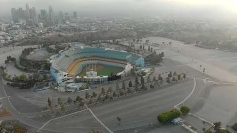 Antena-Del-Estadio-Vacío-De-Los-Dodgers-Con-El-Horizonte-Del-Centro-De-La-Ciudad