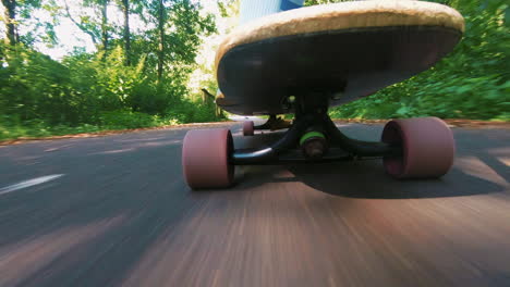 Männliche-Person-Mit-Weißen-Hohen-Socken-Longboarding