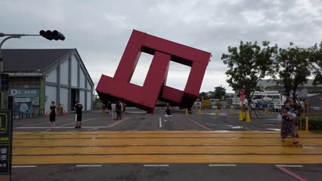 Hiperlapso---Caminando-Hacia-El-Monumento-De-Arte-En-El-Distrito-Pier-2-En-La-Ciudad-De-Kaohsiung,-Taiwán