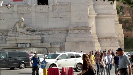 Cámara-Lenta-Del-Tráfico-Y-Los-Turistas-Frente-A-La-Estatua-De-Vittorio-Emanuele-Ii-En-Roma