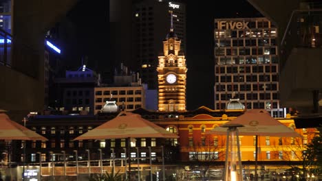 Flinders-Street-Estación-De-Tren-Noche,-Julio,-2019-Melbourne-Estación-De-Tren,-Flinder-Street-Estación-Melbourne-Lanmark-2019