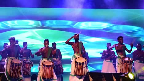 Un-Grupo-De-Artistas-Interpretando-Chenda-Melam-singari-Melam-En-Un-Festival-Universitario-De-Arquitectura-En-Kerala