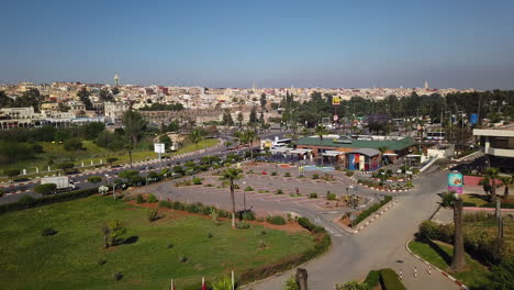 Vista-Panorámica-De-La-Antigua-Medina-De-Meknes-Con-En-Primer-Plano-Un-Restaurante-De-Comida-Rápida-Mcdonald&#39;s