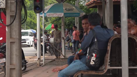 Two-Men-Talking-to-Each-Other-on-a-Bench