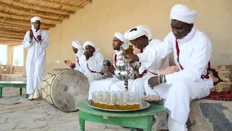 Grupo-De-Bereberes-Tocando-Música-E-Instrumentos-Tradicionales-Mientras-Se-Sirve-El-Té