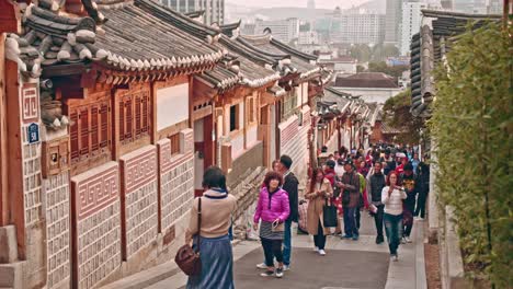 Turistas-Caminando-Y-Tomando-Fotos-En-El-Pueblo-De-Bukchon-Hanoak-En-Seúl-Turistas-Que-Viajan-En-El-Pueblo-Tradicional-Coreano