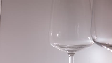 Toma-Estática,-Mano-Agarrando-Una-Copa-De-Vino-Iittala,-Hecha-En-Finlandia