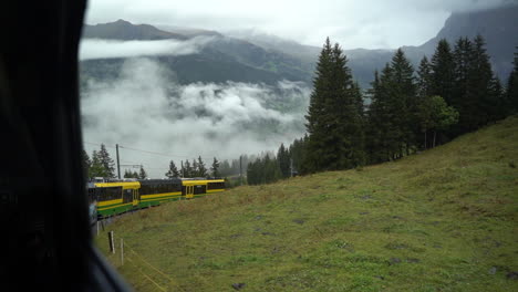 Cámara-Lenta:-Tren-Suizo-Escalando-La-Empinada-Ladera-De-La-Montaña-Por-Encima-De-Las-Nubes