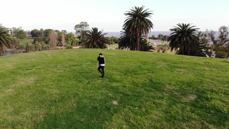 Mujer-Feliz-Caminando-En-El-Parque