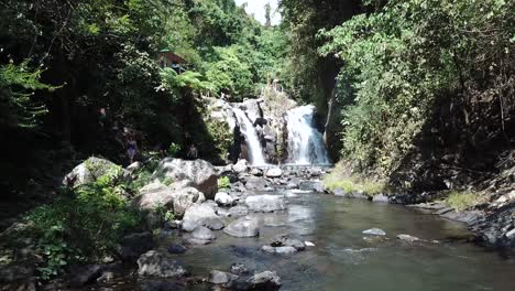 Foto-Fija-De-Un-Dron-De-Una-De-Las-Cascadas-De-Alingaling-En-Bali,-Indonesia