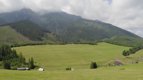 épica-Cinematográfica-Volando-Rápido-Sobre-Una-Chica-Con-Vista-A-La-Montaña-Tatra-En-Eslovaquia---Toma-Aérea