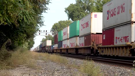 Vagones-De-Tren-De-Carga-Que-Transportan-Contenedores-De-Envío-Por-La-Línea-Ferroviaria-4k