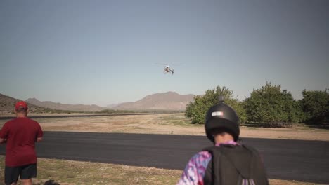 Helicóptero-Entrando-Para-Recoger-A-Un-Grupo-De-Paracaidistas_01