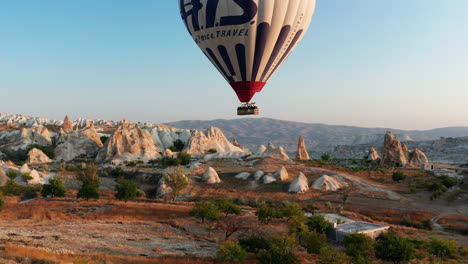 Globo-Aerostático-Volando-Sobre-El-árido-Paisaje-De-Goreme-Capadocia,-Turquía