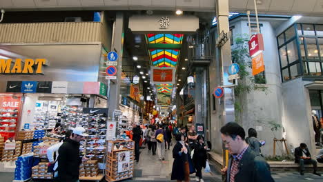 Ein-Dolly-Zoom-Out-Video-Einer-Berühmten-Touristengegend-In-Kyoto,-Japan,-Mit-Touristen-Und-Japanischen-Einkäufen-Rund-Um-Den-Nishiki-Markt-Zum-Verkauf