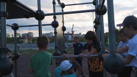 Ein-Mann-Bringt-Den-Kindern-Die-Richtige-Art-Und-Weise-Bei,-Wie-Man-Die-Aktivität-Auf-Dem-Spielplatz-Beim-Parkour-Training-In-Cluj,-Rumänien,-Richtig-Durchführt-–-Totale