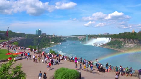 Impresionante-Vista-Sobre-Las-Cataratas-Del-Niágara,-Con-Un-Arco-Iris-En-El-Fondo