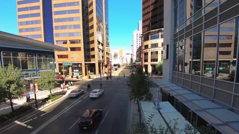 Der-Zeitraffer-Verkehr-Rast-Auf-Der-Central-Avenue-An-Der-Kreuzung-Von-Washington-Street,-Phoenix,-Arizona-Nach-Norden