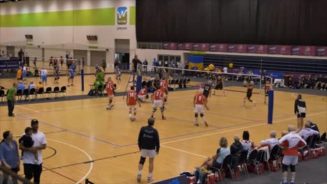 Schuss-Von-Volleyballspielern-über-Jahren,-Die-Sich-Im-World-Master-Game-Im-Waitakere-Trust-Stadium-Versammeln