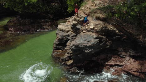 Niños-Saltando-De-Un-Acantilado-Cerca-De-Un-Fuerte-En-La-Isla-Caribeña-De-Trinidad-Y-Tobago